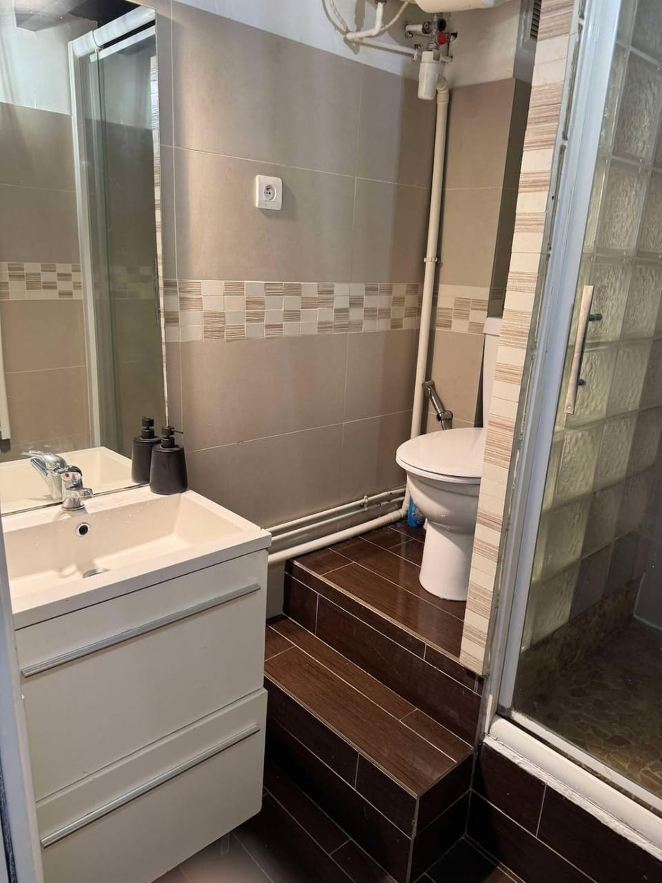 Shower, Toilet