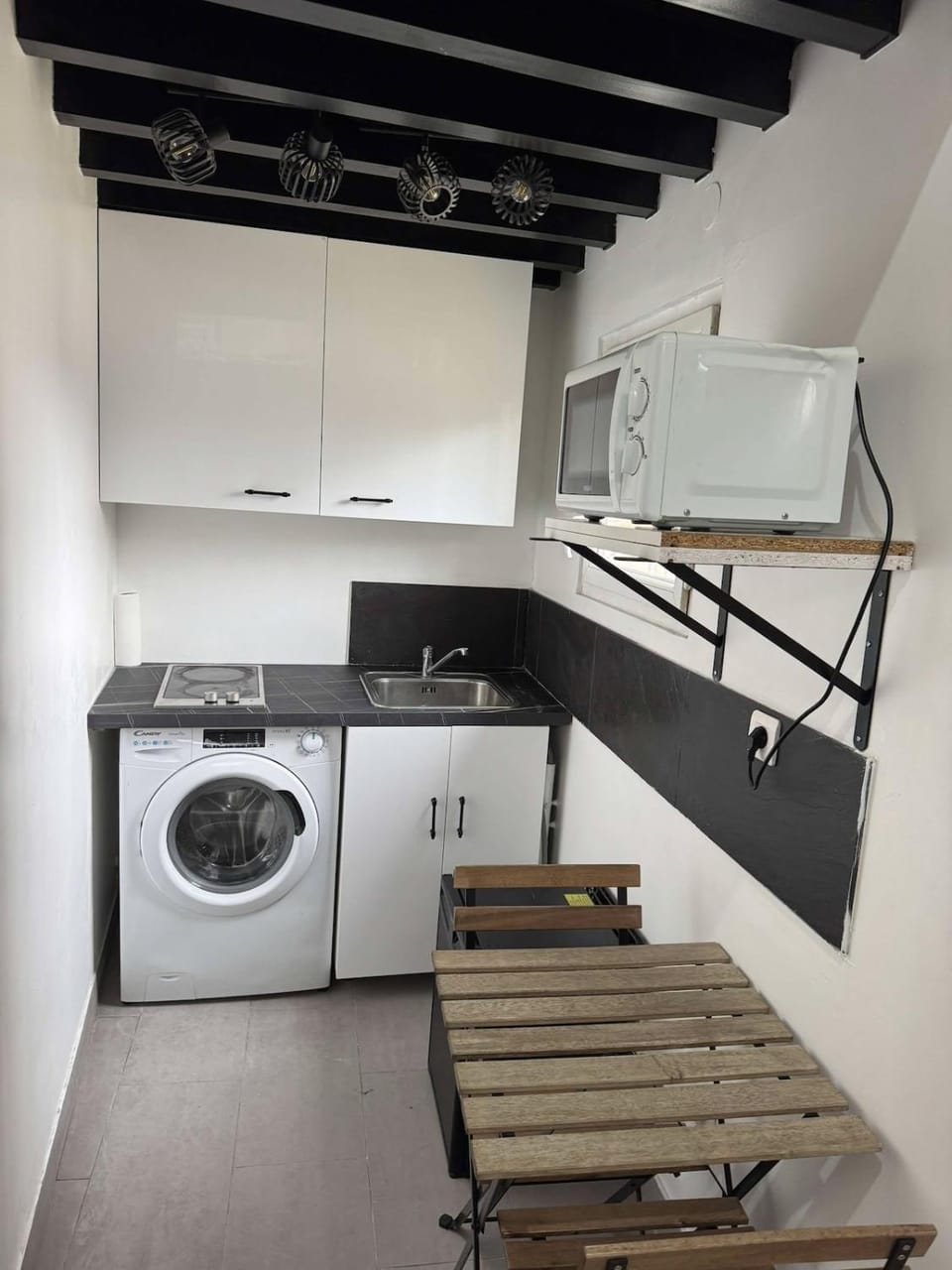 Kitchen or kitchenette, oven, washing machine