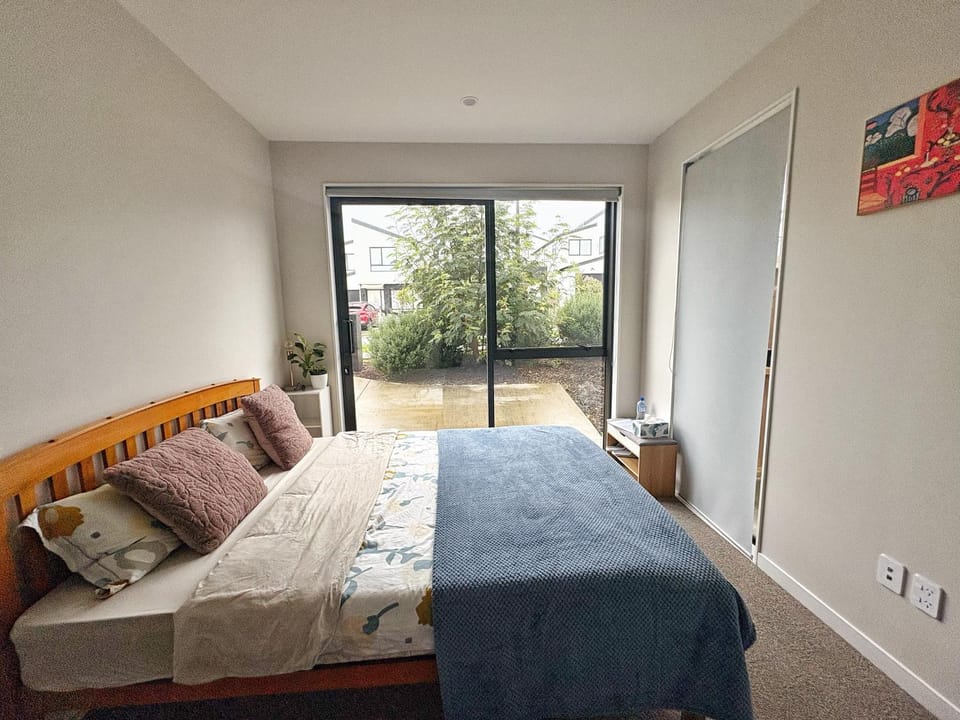 Cosy & Independent access Bedroom in Hibiscus Coast House in Auckland Region