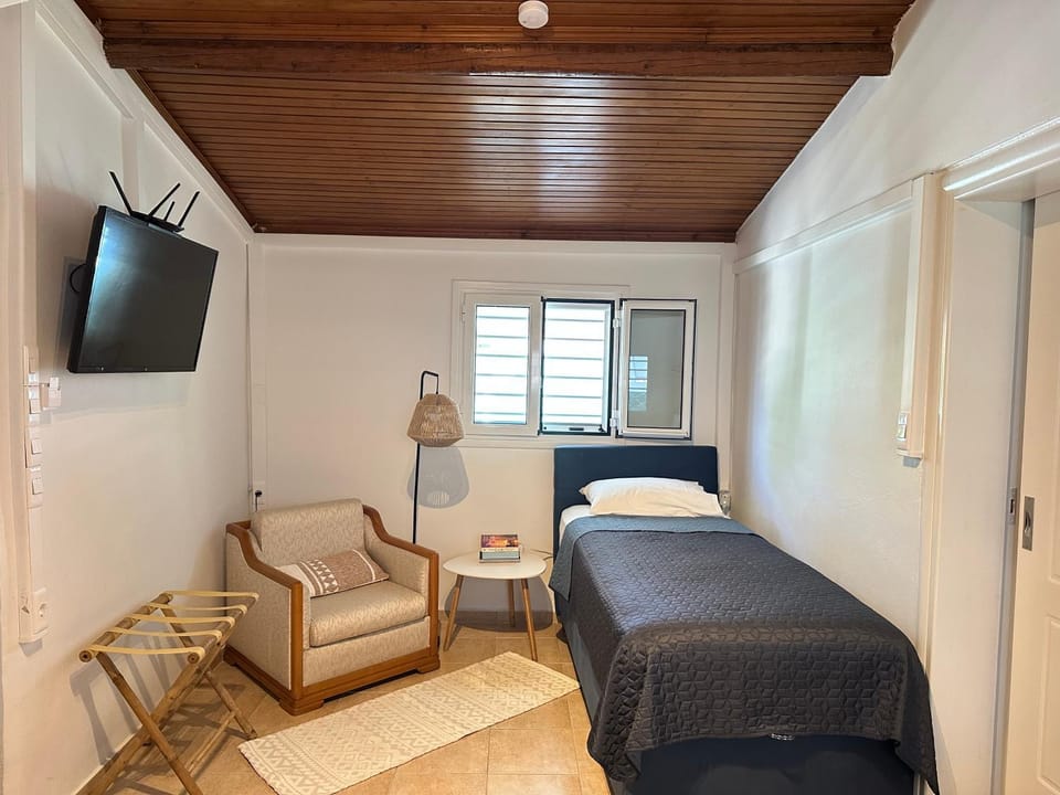 Bed, TV and multimedia, Photo of the whole room, Seating area, Bedroom