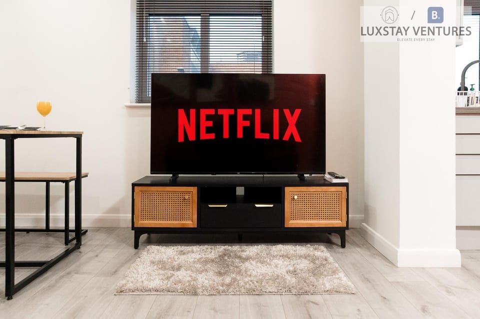 Communal lounge/ TV room, TV and multimedia, Living room, Seating area, Evening entertainment, Text overlay
