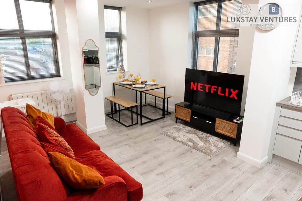 TV and multimedia, Living room, Seating area, Dining area