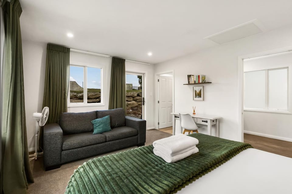 Bed, Seating area