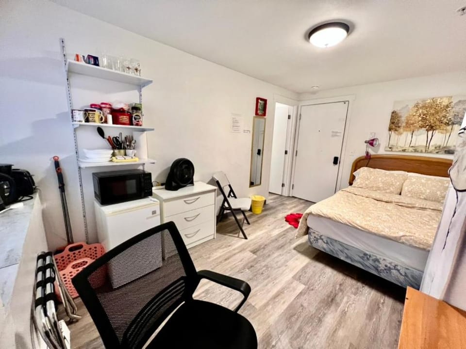 Furnished Private Room with Shared Bathroom near SeaTac Airport Vacation rental in Tukwila