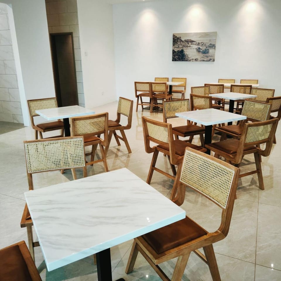 Restaurant/places to eat, Internal: Not applicable to any particular room