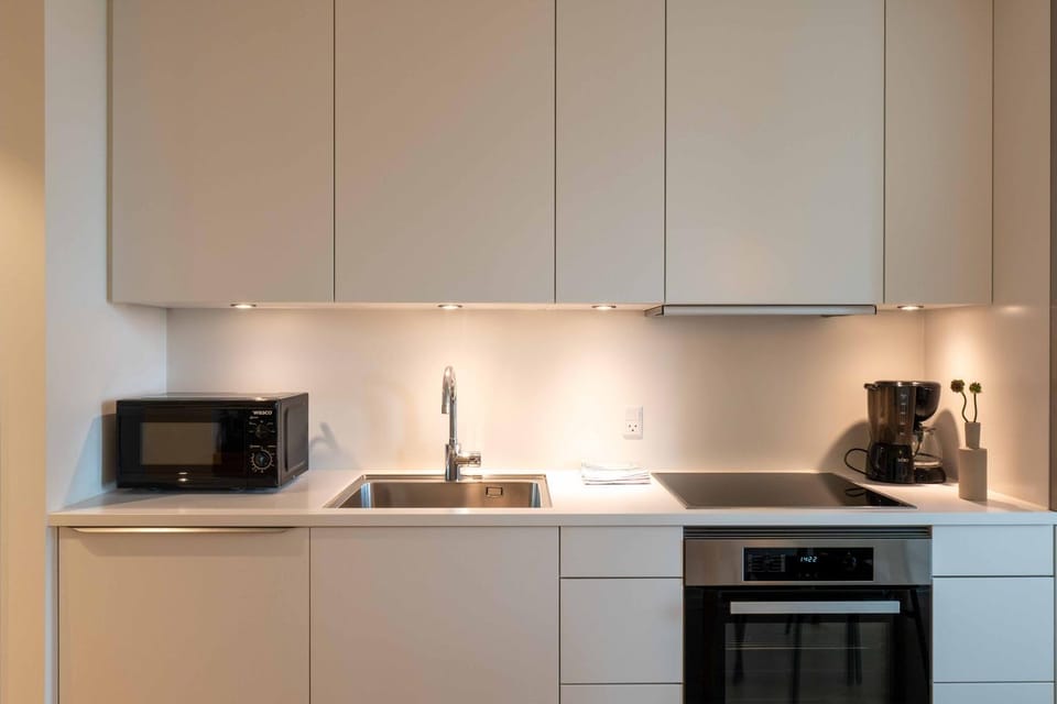 Coffee/tea facilities, Kitchen or kitchenette, microwave, oven, stove