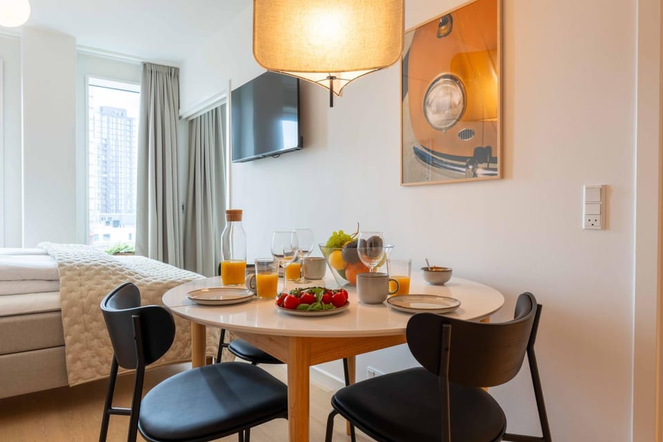 Bed, TV and multimedia, Dining area