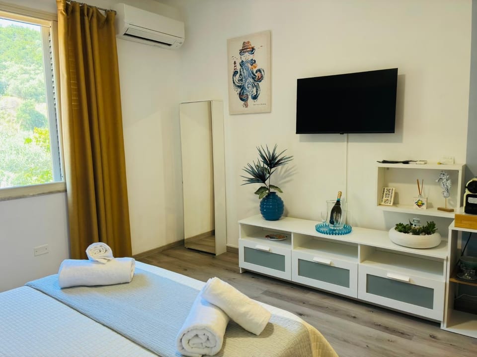 Bed, TV and multimedia, Photo of the whole room, Bedroom, air conditioner