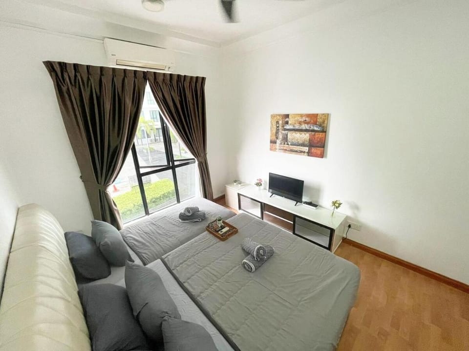 Bed, TV and multimedia, Photo of the whole room, Bedroom