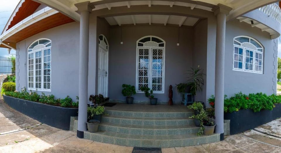 Grand Trillium Villa Lake View & Garden Retreat Family Friendly Stay, a modern and peaceful escape in the beautiful surroundings of Nuwara Eliya Villa in Nuwara Eliya