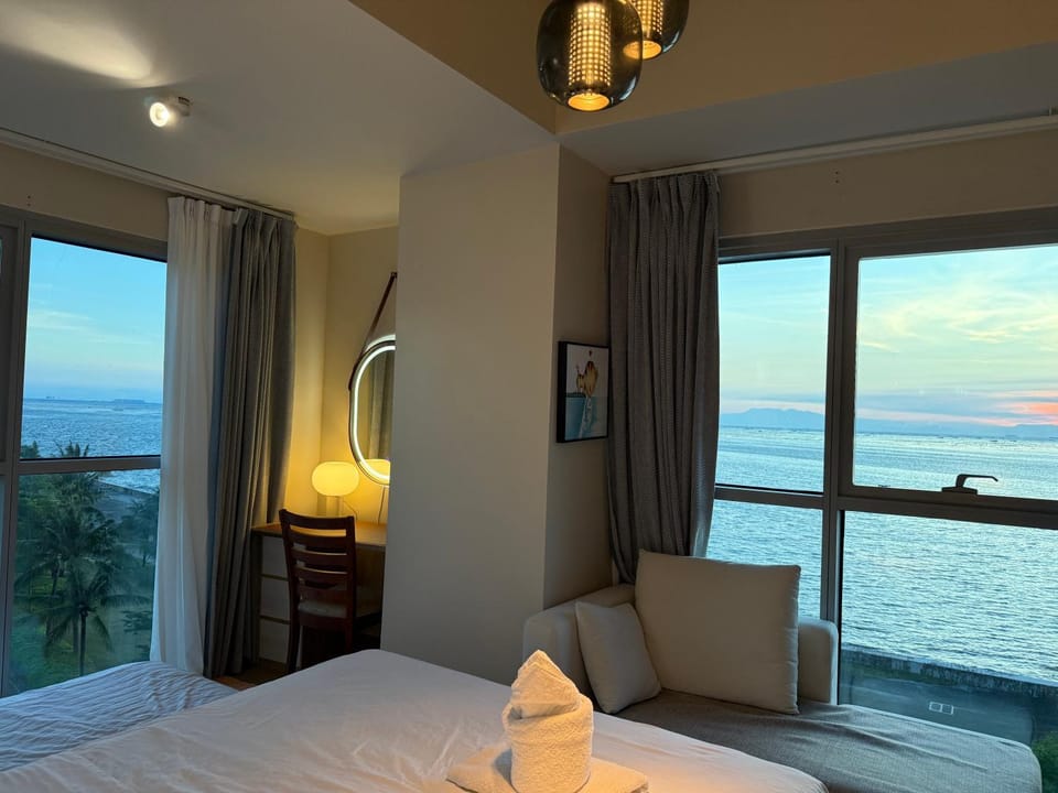 Bed, Natural landscape, Photo of the whole room, Bedroom, Sea view