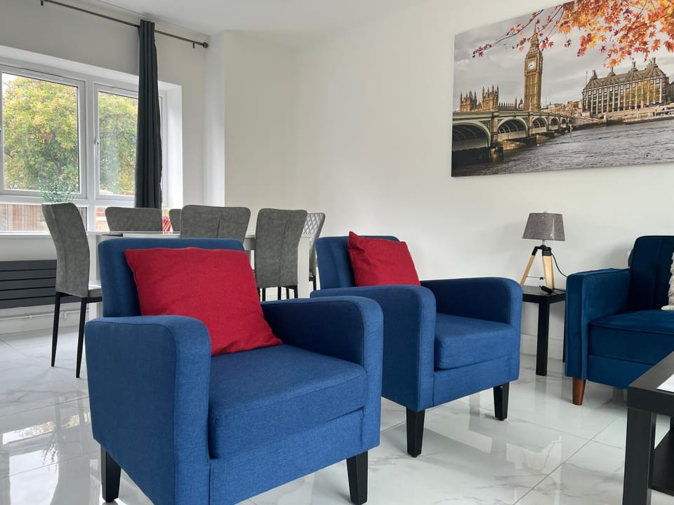 New Build-Free Parking-EV charging-3 Bedrooms-3 showers House in Enfield