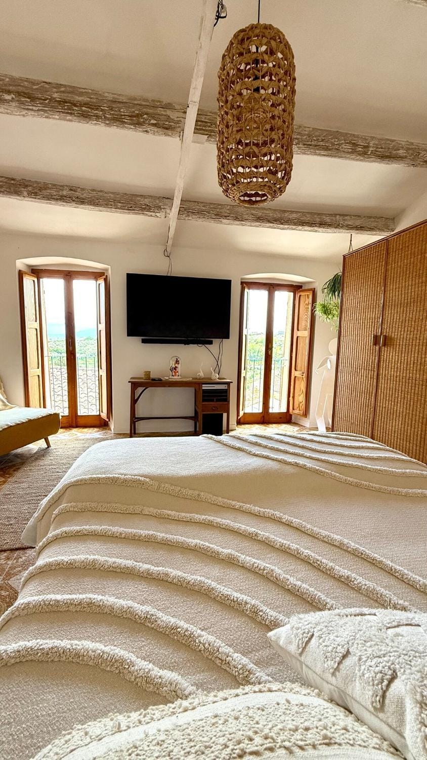 Bed, Photo of the whole room, Bedroom