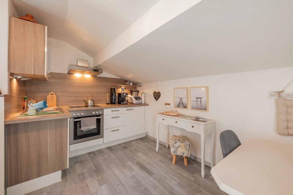 Kitchen or kitchenette, Dining area, oven, pet friendly, stove