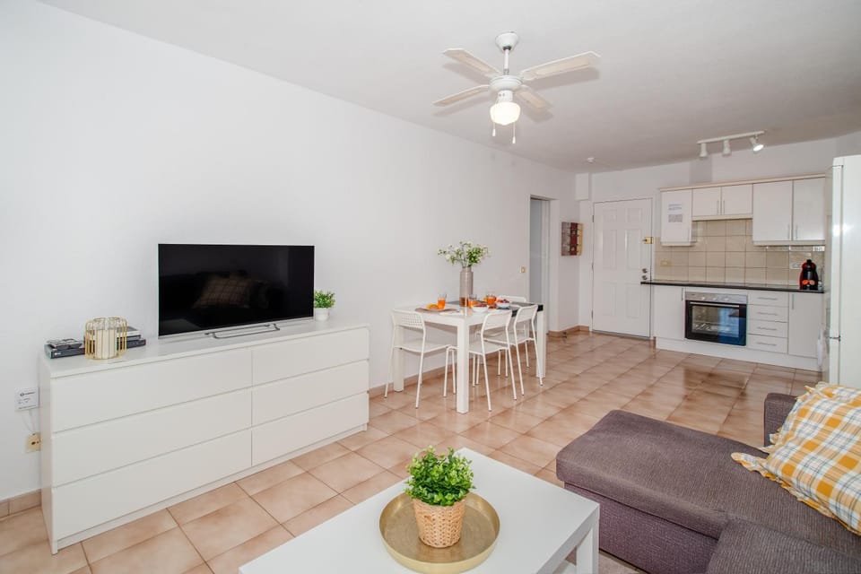 Kitchen or kitchenette, Living room, Seating area, oven