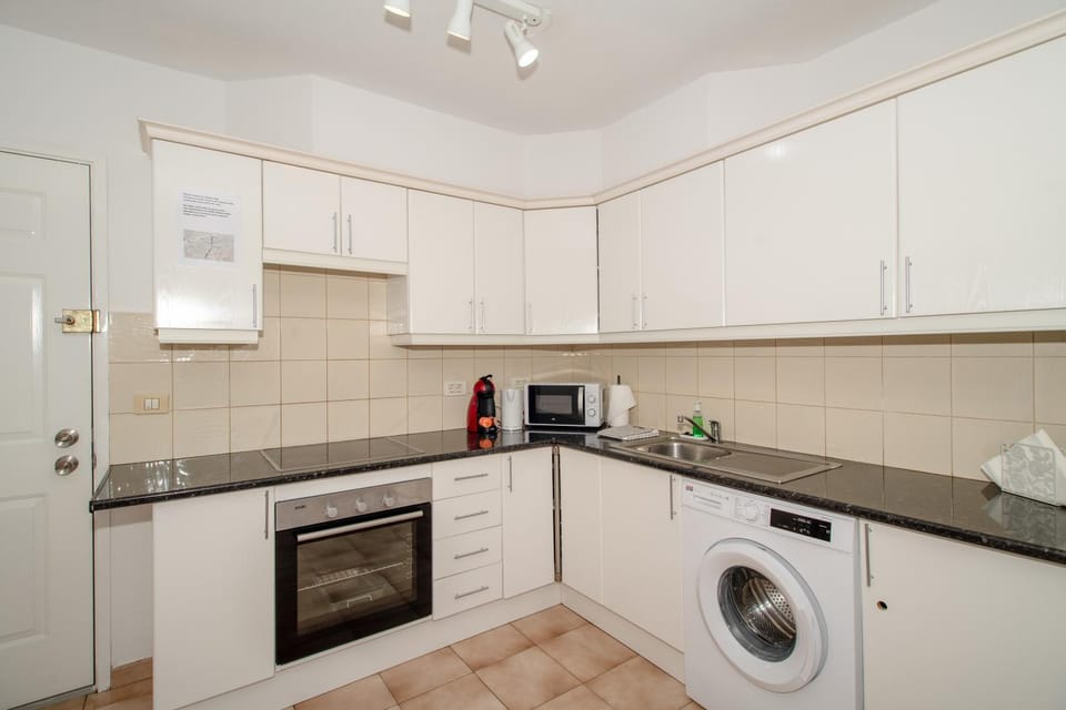 Coffee/tea facilities, Kitchen or kitchenette, oven, stove, washing machine