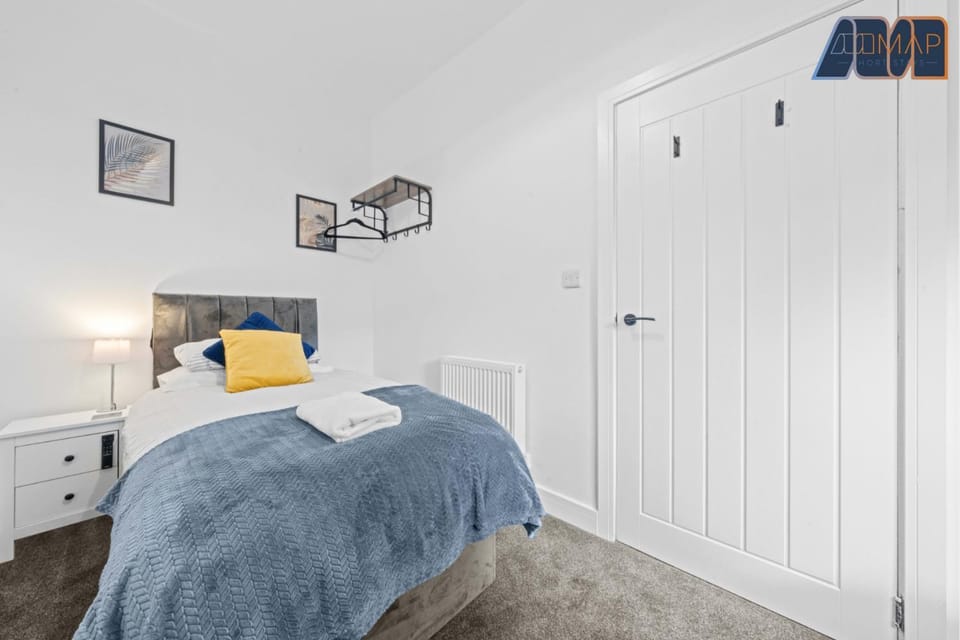 3BR Home in Glasgow Sleeps 6 with Parking House in Glasgow
