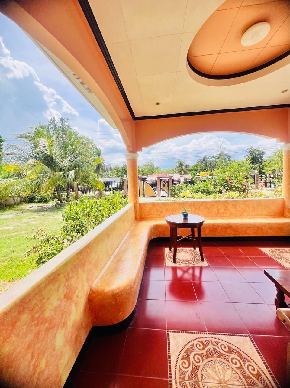 Chateau La Princesa rooms with garden, Bar & billiard Villa in Puerto Princesa