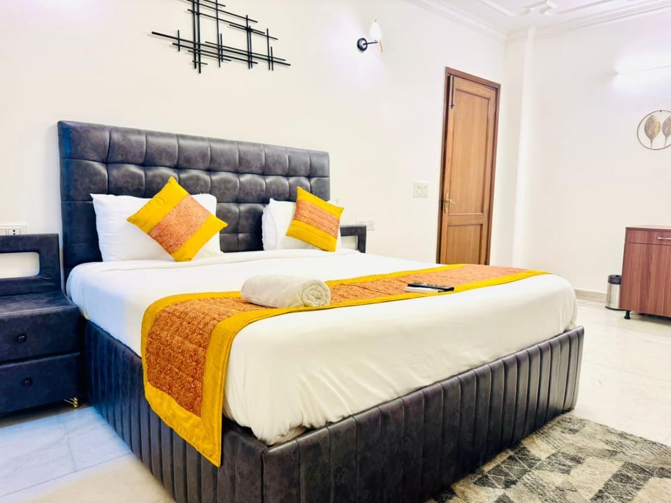 Bed, Living room, Photo of the whole room, Seating area, Bedroom