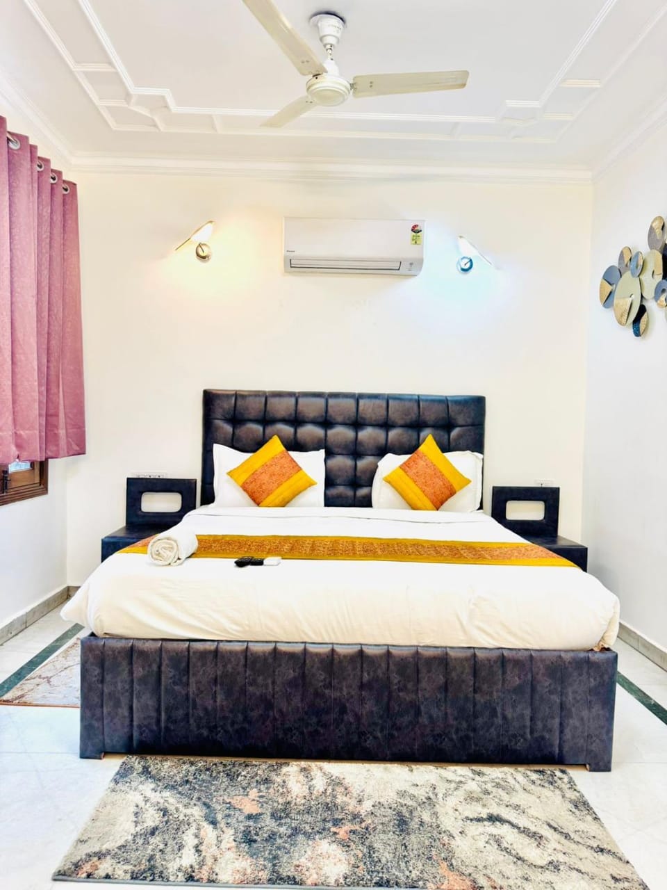 Bed, Living room, Photo of the whole room, Seating area, Bedroom, air conditioner