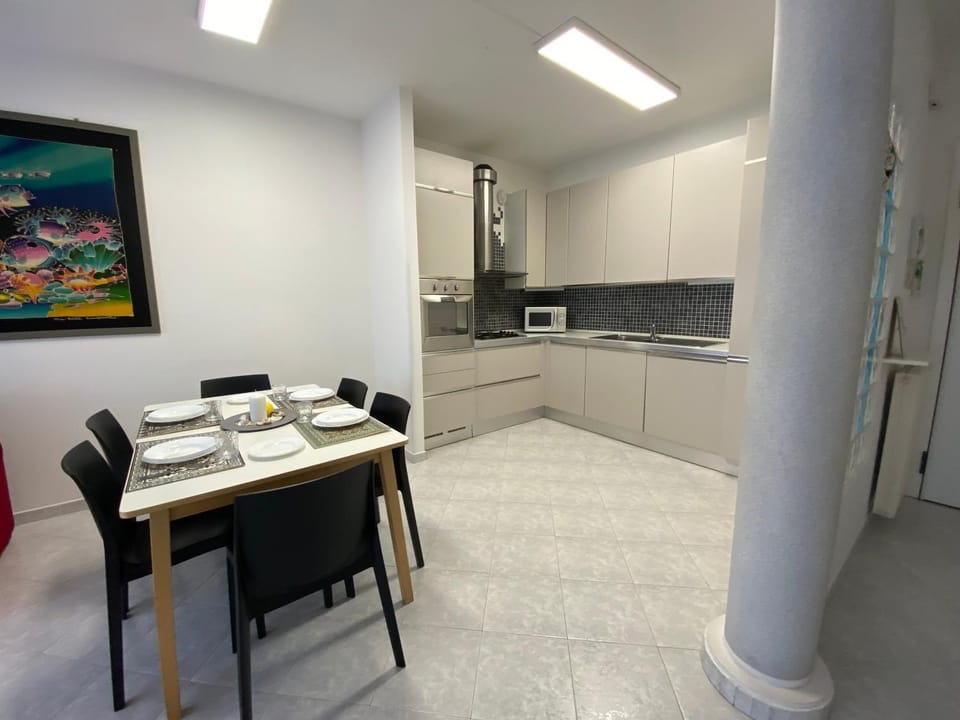 Kitchen or kitchenette, Dining area