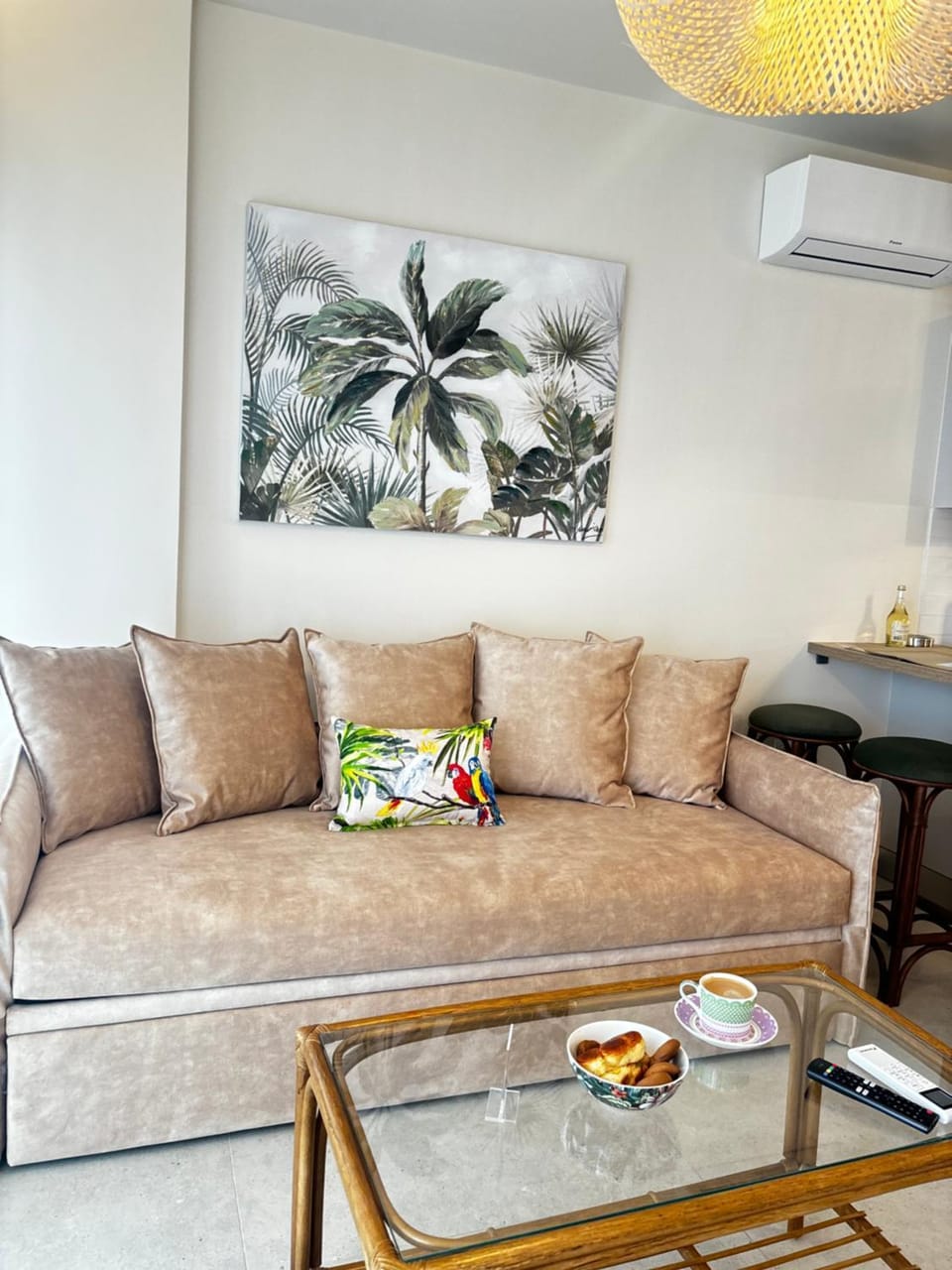 Living room, Seating area, air conditioner