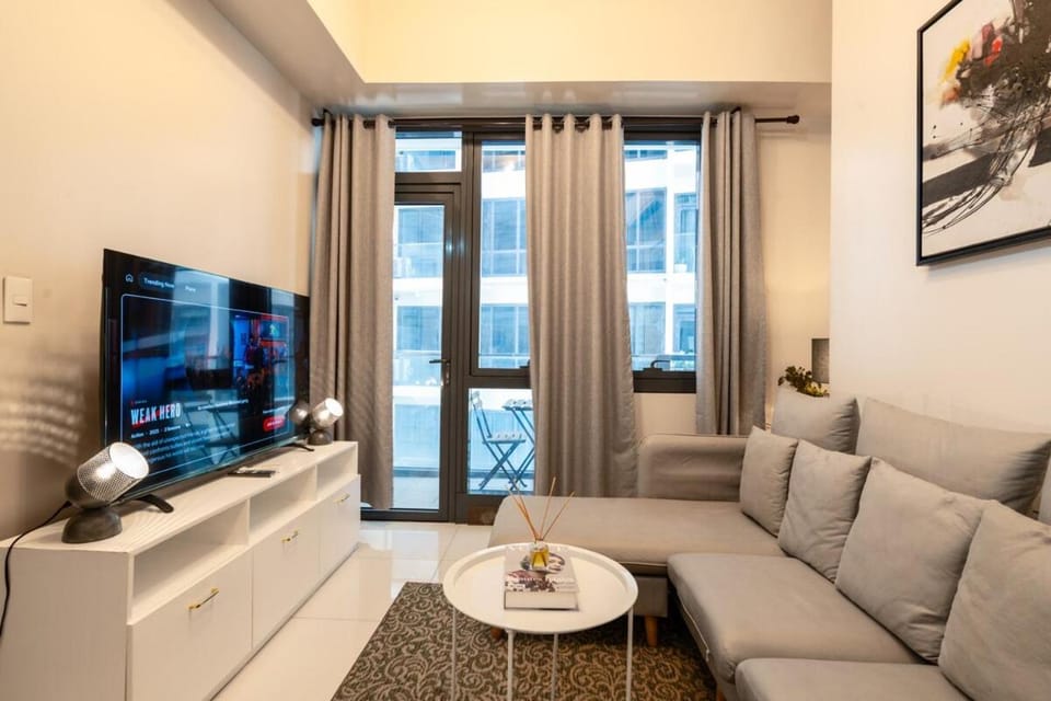 Florence Mc Kinley Spacious 2 Bedroom, 2 balcony nr Mall, T3 airport Apartment in Makati