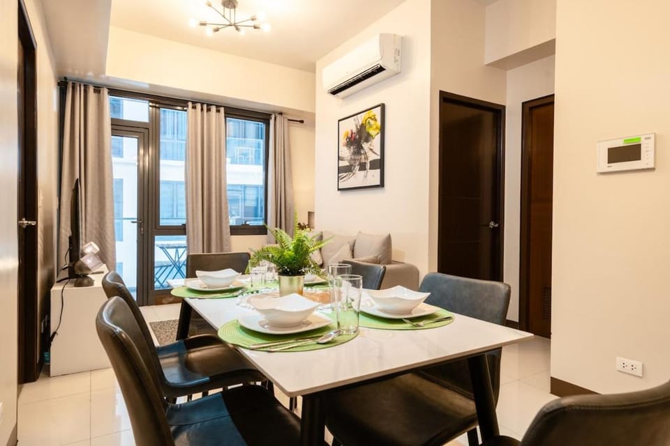 Florence Mc Kinley Spacious 2 Bedroom, 2 balcony nr Mall, T3 airport Apartment in Makati
