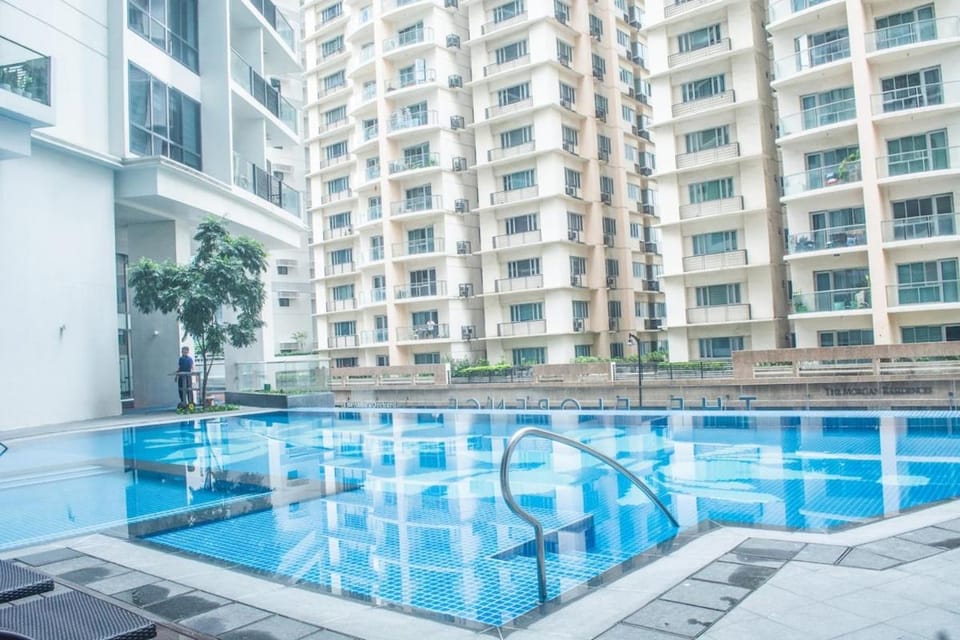 Florence Mc Kinley Spacious 2 Bedroom, 2 balcony nr Mall, T3 airport Apartment in Makati