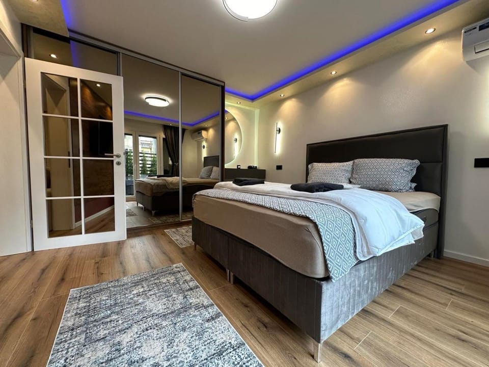 Bed, Photo of the whole room, Bedroom
