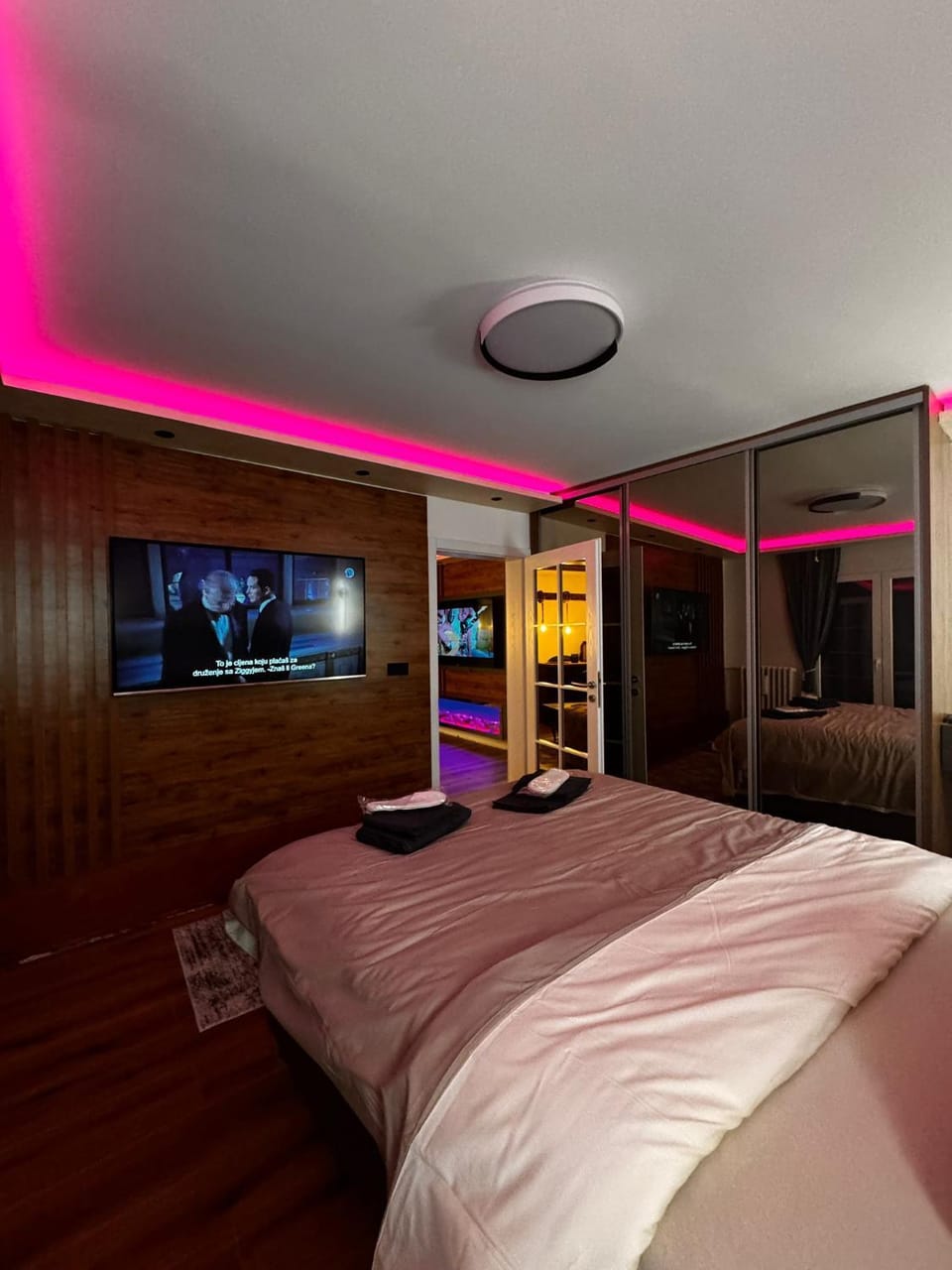 Bed, TV and multimedia, Photo of the whole room, Evening entertainment, Bedroom
