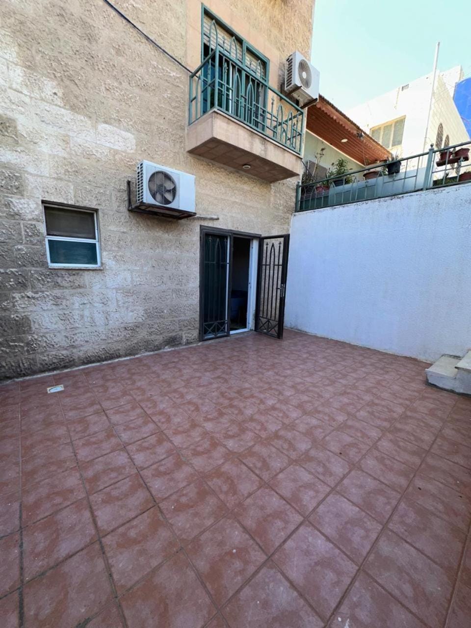 Property building, Facade/entrance, Balcony/Terrace