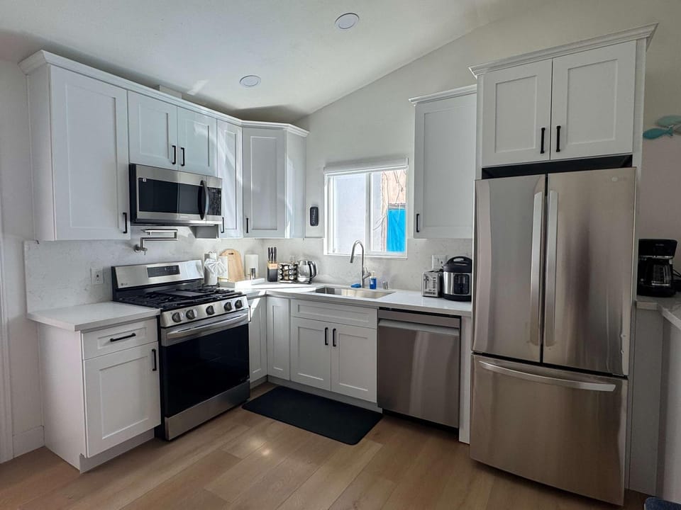 Coffee/tea facilities, Kitchen or kitchenette, dishwasher, oven, stove