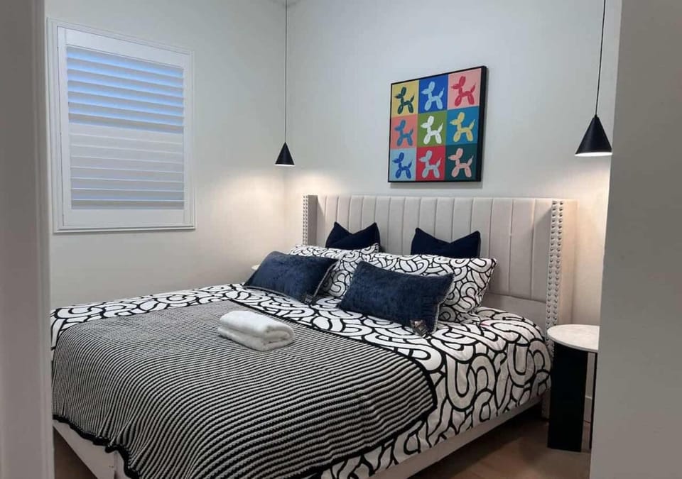 Bed, Photo of the whole room, Decorative detail, Bedroom, towels