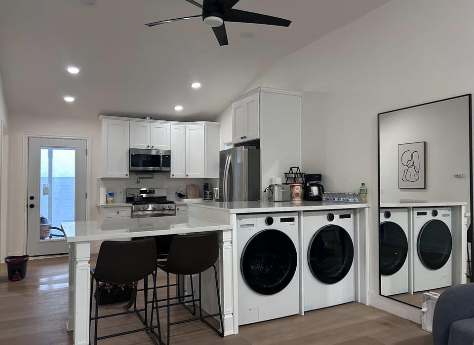 Kitchen or kitchenette, washing machine, dryer