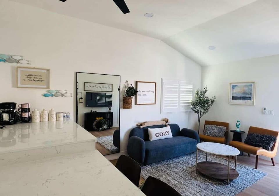 Coffee/tea facilities, Kitchen or kitchenette, Living room, Seating area