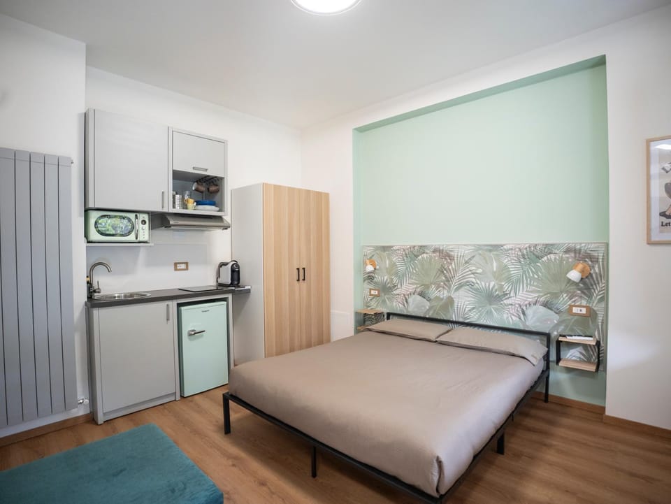 Bed, Kitchen or kitchenette, Living room, Photo of the whole room, Seating area, Bedroom, minibar, pet friendly, stove