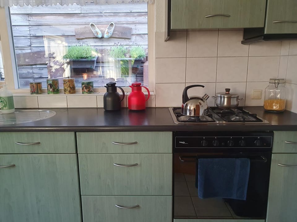 Coffee/tea facilities, oven, stove