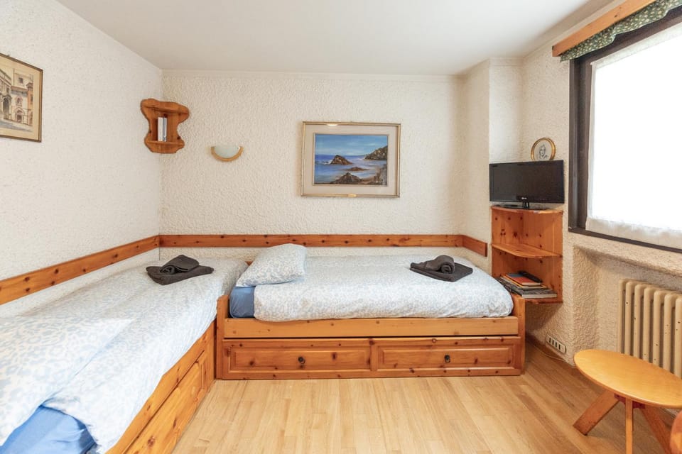 Bed, TV and multimedia, towels