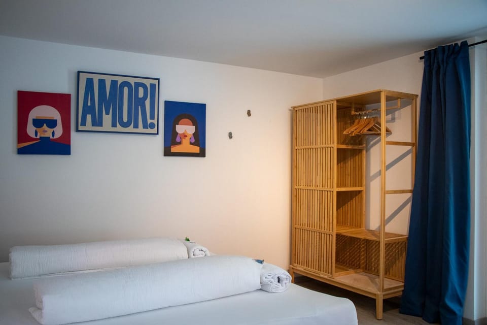 Photo of the whole room, Bedroom, wardrobe