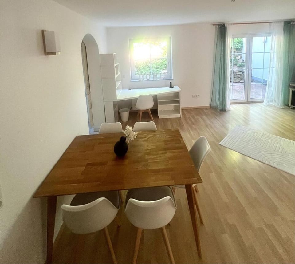 Moderne & gemütliche Ferienwohnung mit Terasse in Nieder-Olm Apartment in Mainz