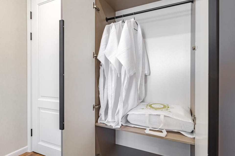 Photo of the whole room, Bedroom, wardrobe