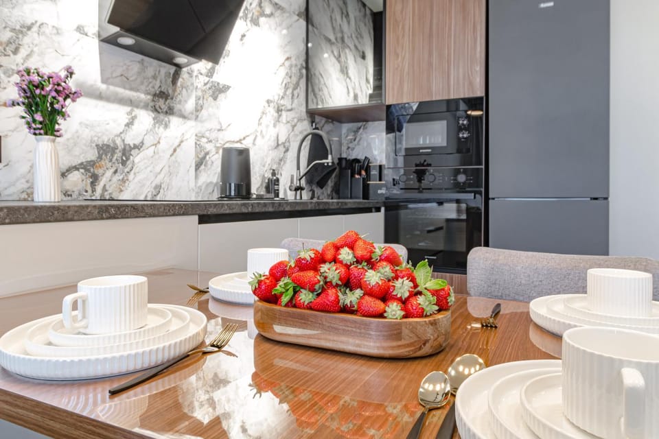 Kitchen or kitchenette, Food and drinks, Dining area, Food, stove