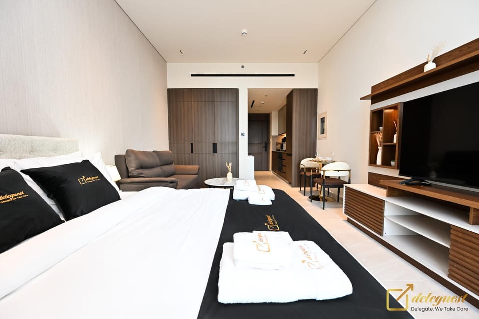 Bed, TV and multimedia, Living room, Photo of the whole room, towels