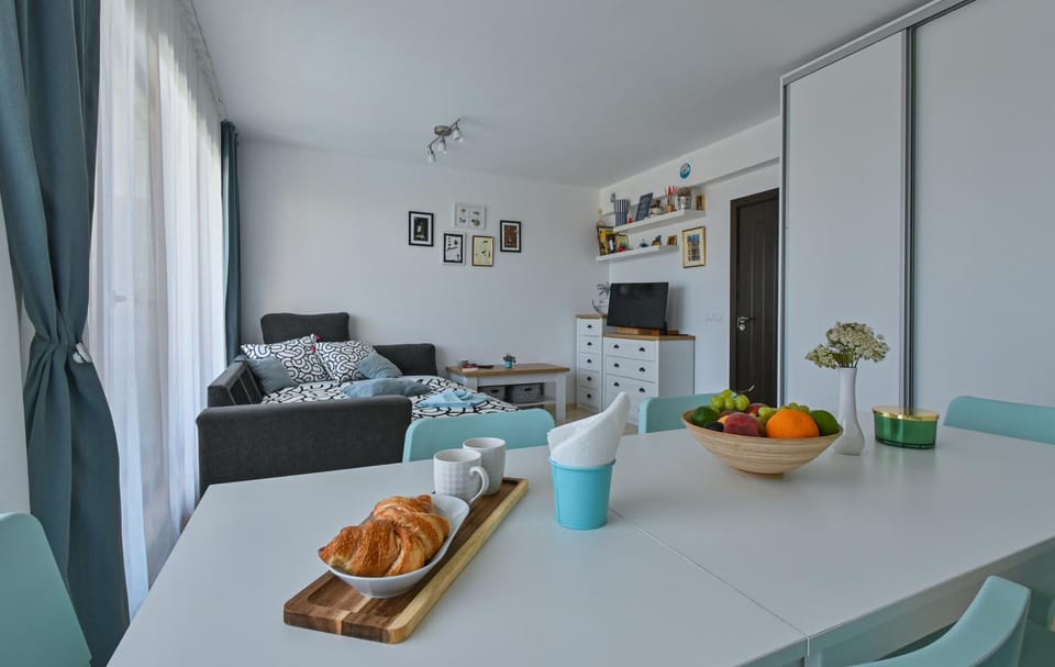 Communal lounge/ TV room, kitchen