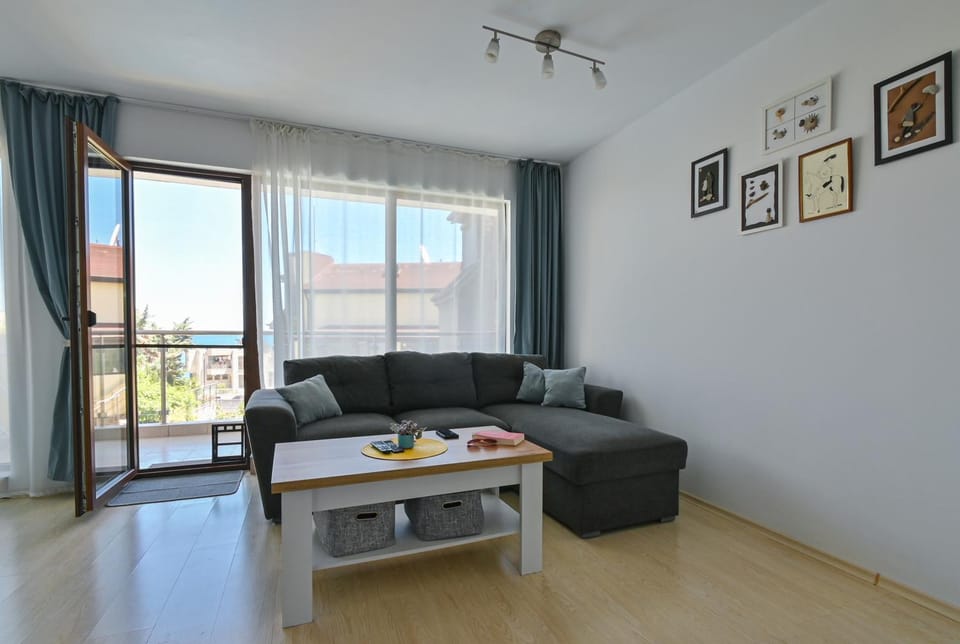 Communal lounge/ TV room, kitchen