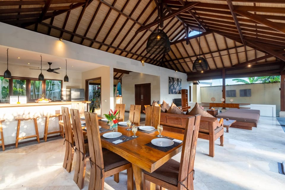 Living room, Food and drinks, Seating area, Dining area, Food
