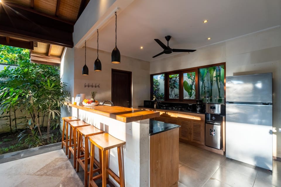 Coffee/tea facilities, Kitchen or kitchenette, Dining area, stove