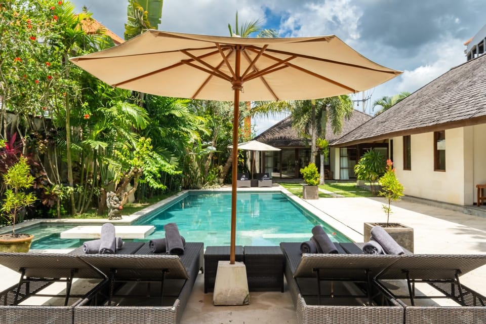 Property building, Garden, Garden view, Pool view, Swimming pool, sunbed