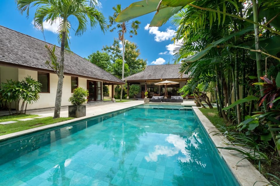 Property building, Garden, Garden view, Pool view, Swimming pool, sunbed